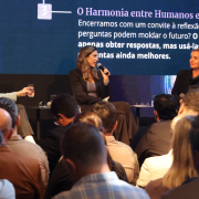 O primeiro painel da tarde foi sobre Engenharia de Prompt com a diretora Karen Lopes, Patrícia Garay e Sâmmara Ferrão