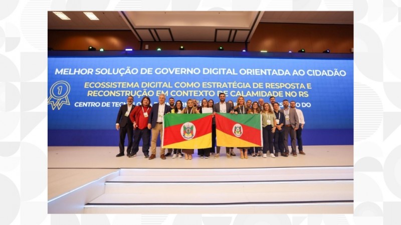 O 1º lugar de Melhor Solução Orientada ao Cidadão é festejado pela comitiva da Procergs e da SPGG