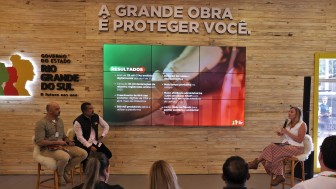Representantes da Seapi e da SPGG, Joel Maraschin e Bruno Silveira, com a diretora da Procergs Karen Lopes