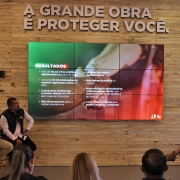 Representantes da Seapi e da SPGG, Joel Maraschin e Bruno Silveira, com a diretora da Procergs Karen Lopes