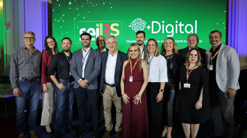 Diretoria da Procergs e parte da equipe de trabalho no lançamento no Palácio