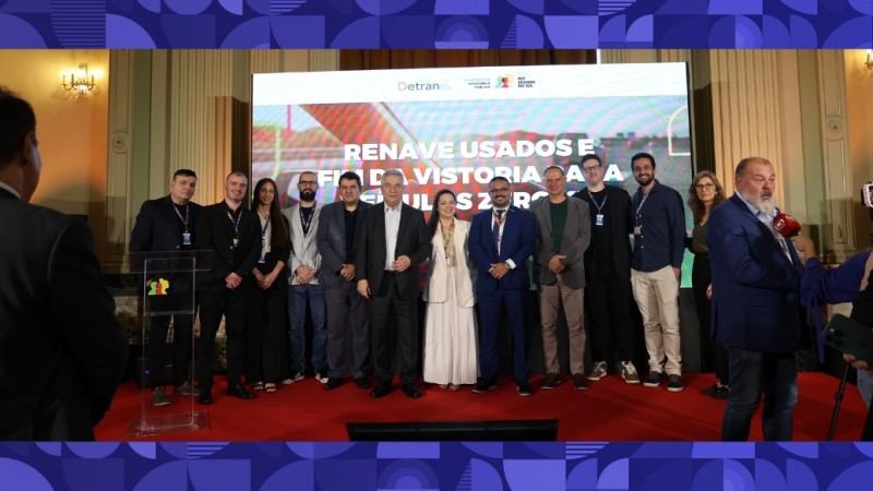 Presidente da Procergs Luiz Fernando Záchia acompanhado pela equipe técnica da empresa