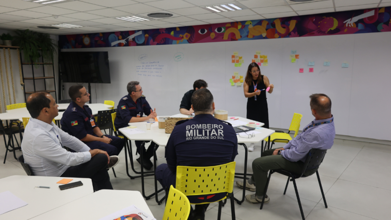 A oficineira de design Jamile Alves conduziu a forma&ccedil;&atilde;o junto aos integrantes do CBMRS